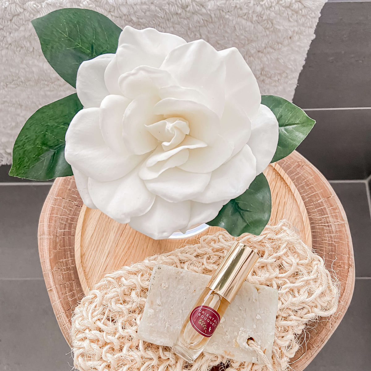 Gardenia flower diffuser with perfume